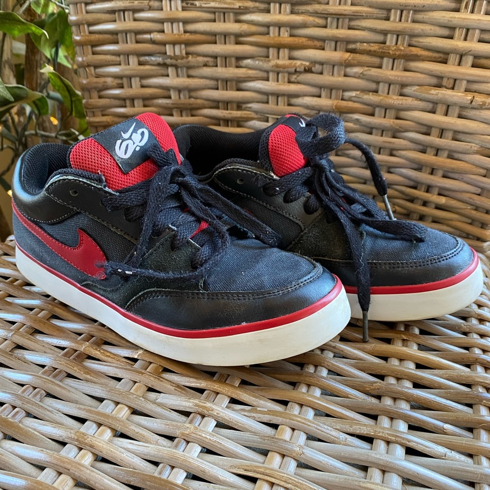 Nike Avid 6.0 Youth Sneakers / Used / Size 4Y